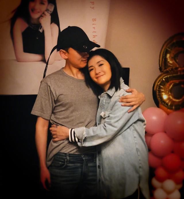 谢娜晒双胞胎女儿百日照,宝宝被养得白白胖胖