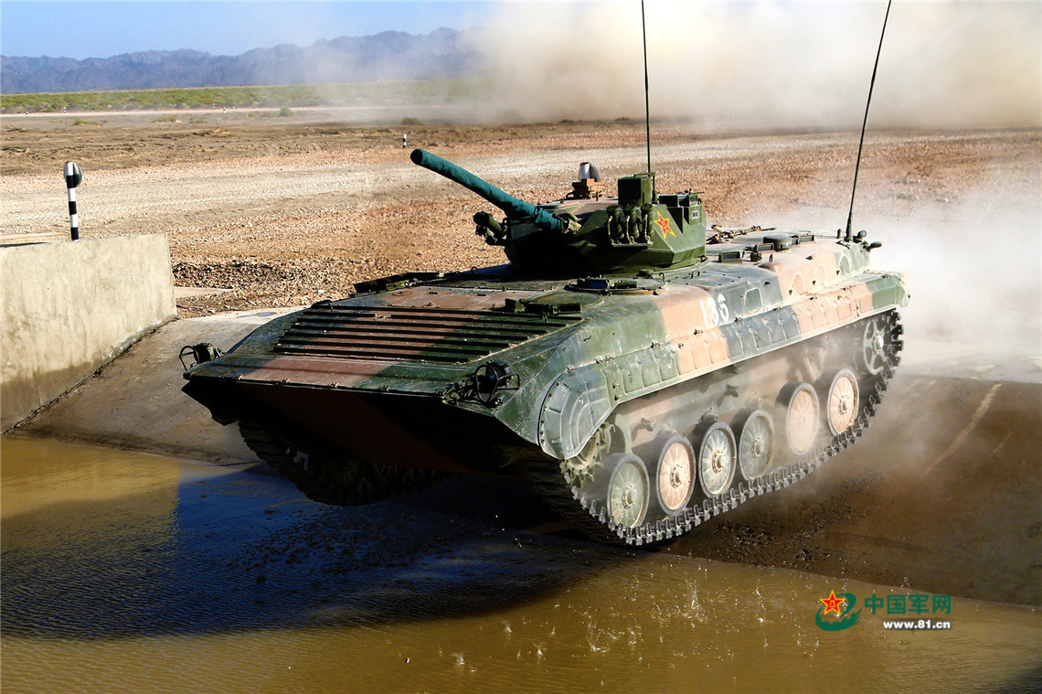 随着中国陆军承办“国际军事比赛-2017”“苏沃洛夫”步战车项目时间日益临近。近日,我陆军参赛备战官兵充分合理利用库尔勒某训练基地训练赛场,紧张有序的进行赛前冲刺性训练,进一步提升训练水平向更高层次迈进。
训练中,我陆军参赛备赛官兵克服戈壁滩高温酷暑带来的天气不良影响,发扬陆军部队敢于吃大苦耐大劳、连续作战的精神,反复练练反复,每一次训练下来成绩都在不断超越、时间都在慢慢缩短,进一步激发了参赛备赛官兵的训练热情,鼓舞了士气,为此次国际军事比赛能够取得优异的成绩打下了坚实的基础。
(赵治国 罗兴仓摄影报道)