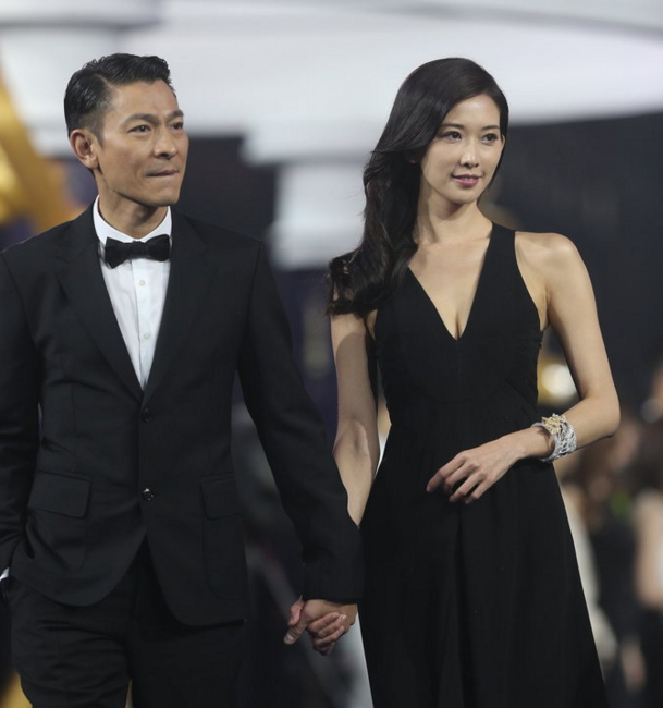 明星也有暗恋的人,黄晓明跟女神拍吻戏,把人家嘴都亲麻了