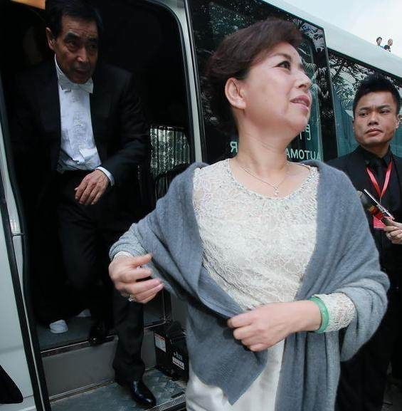 郭晶晶父母近况,曾被霍家忽视在婚礼上全程黑