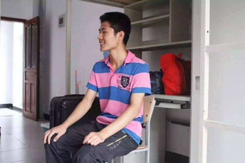 13岁男孩赴大连理工大学新生报到:7岁上初中