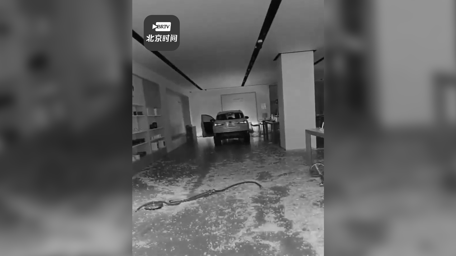 杭州一SUV冲入商场门店顶走展台 商场:无人员伤亡,警方已介入 杭州一SUV冲入商场门店顶走展台 商场:无人员伤亡,警方已介入