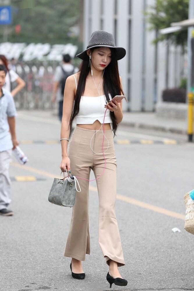 街拍:丹凤眼吊带美女,气质出众一看富人家长大