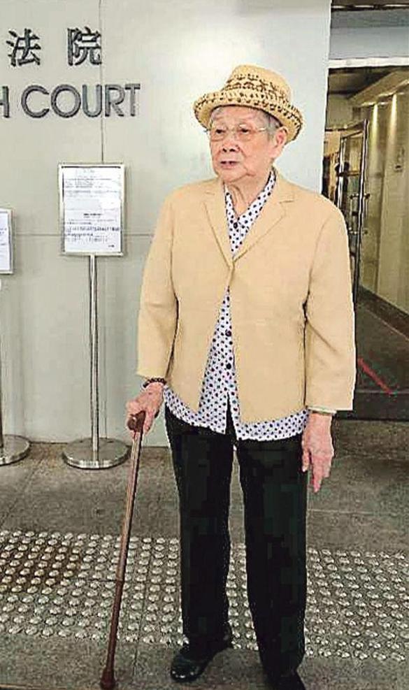 梅艳芳妈哭穷称路边捡菜 再被申请破产拄拐出庭 梅艳芳妈哭穷称路边捡菜 再被申请破产拄拐出庭