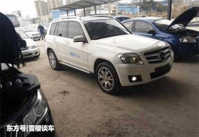 刚从4S店买老款奔驰,去车管所上牌被喷字,车主