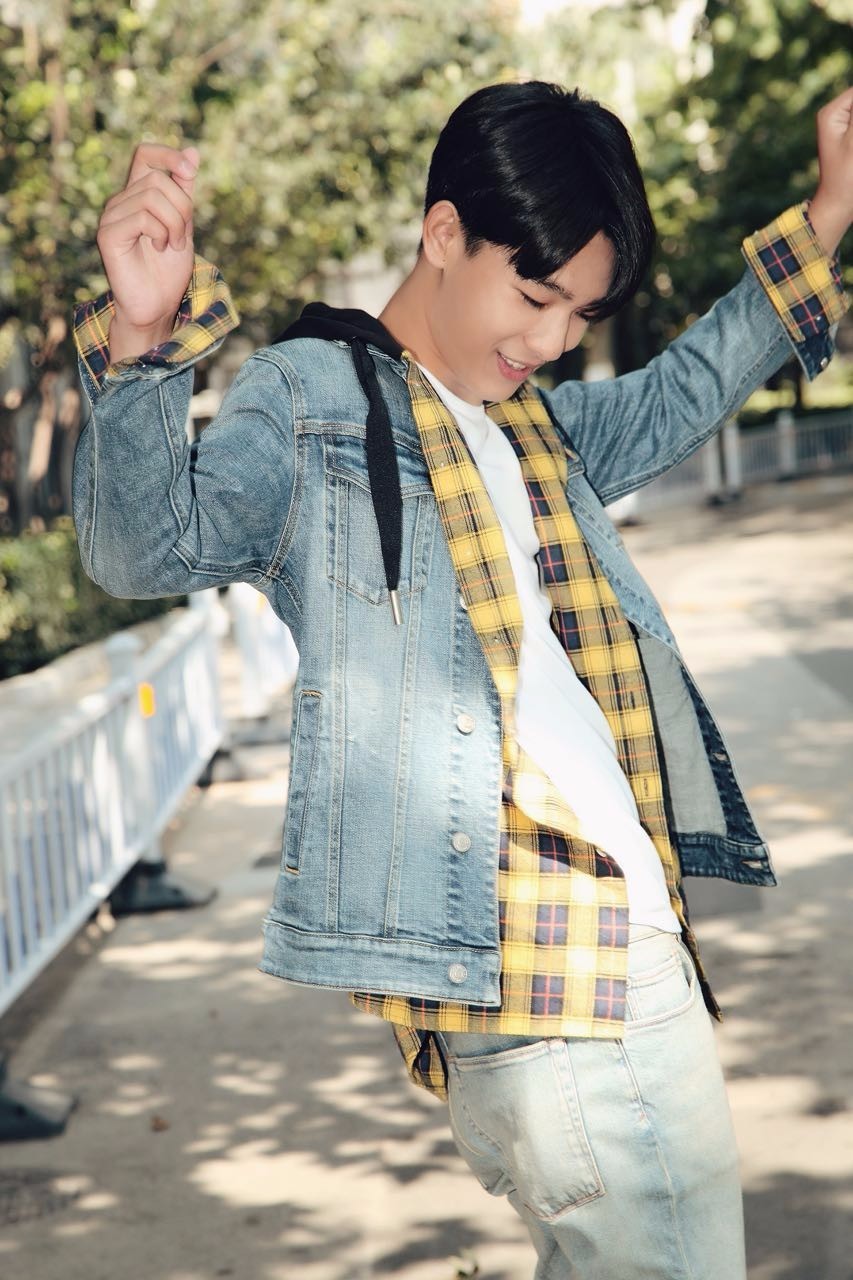 张宥浩曝秋日七夕写真 阳光温暖男友力十足