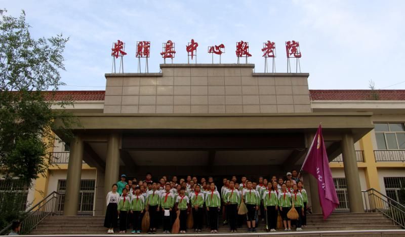 米脂县官庄中心小学到敬老院进行关爱老人、