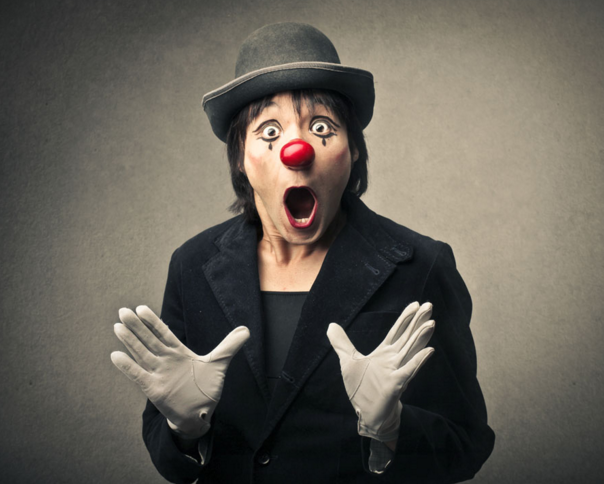 男子用放大镜看人民币 吓出冷汗