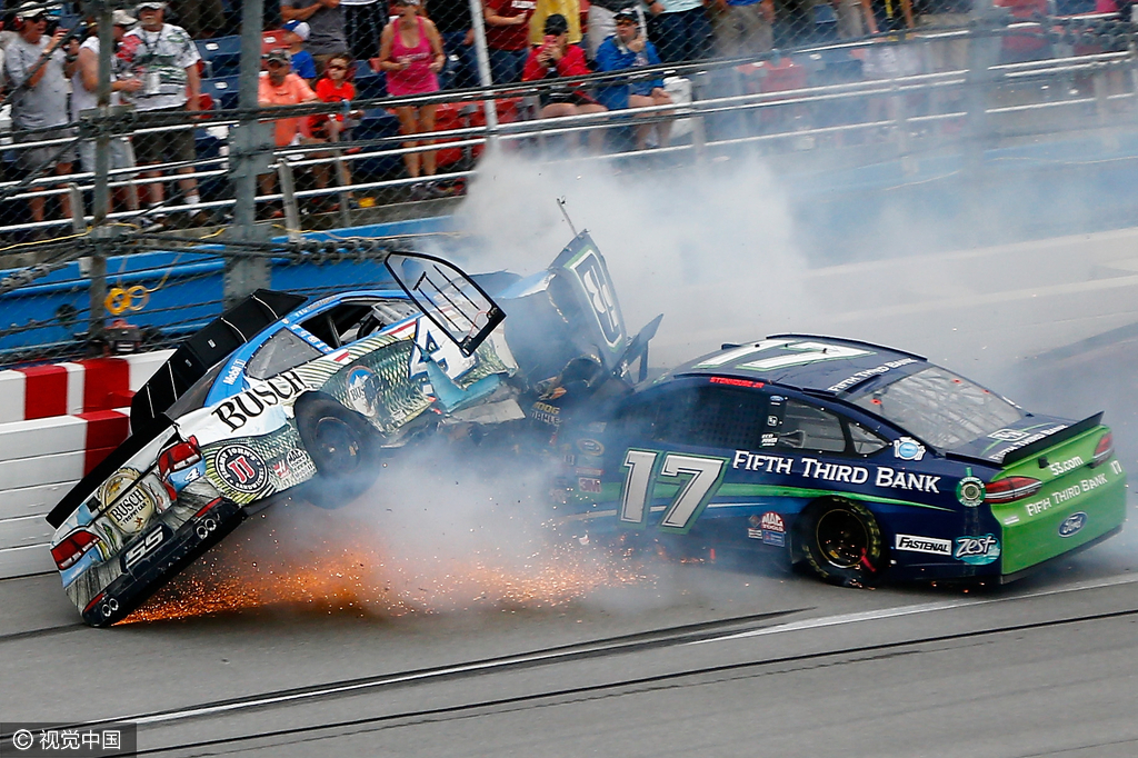 组图-纳斯卡赛车事故频发 场面火星四溅似大片
