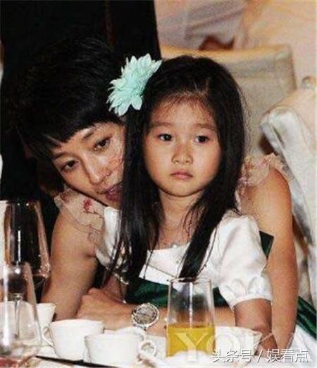 马伊俐晒女儿近照,"家有小女初长成,天天和我对着干"!