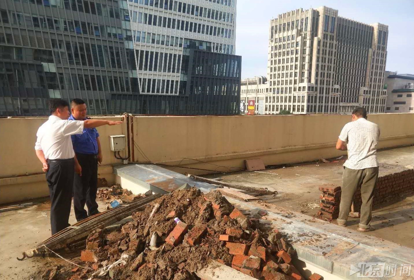 市民吹哨、城管报到,胜利街道成功制止一处楼