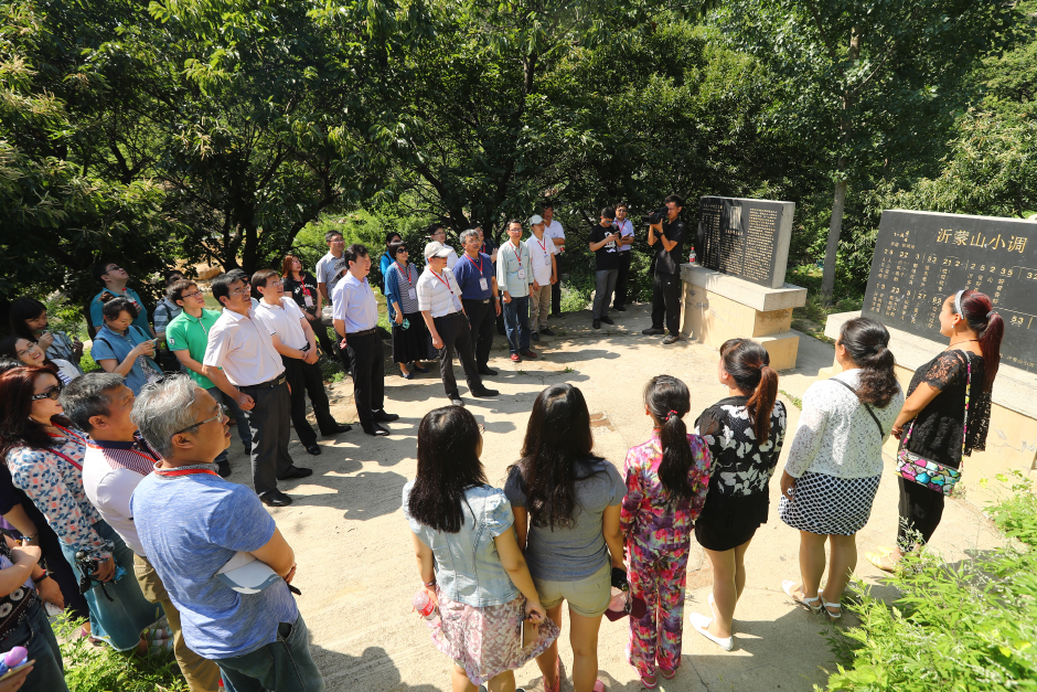 “人人那个都说哎,沂蒙山好。沂蒙那个山上哎,好风光……”动听的歌声在蒙山上响起。6月25日上午,纪念建党95周年首都网络媒体沂蒙革命老区行代表团来到沂蒙山小调诞生地,集体学唱这首经典歌曲。大众网记者 王长坤 摄