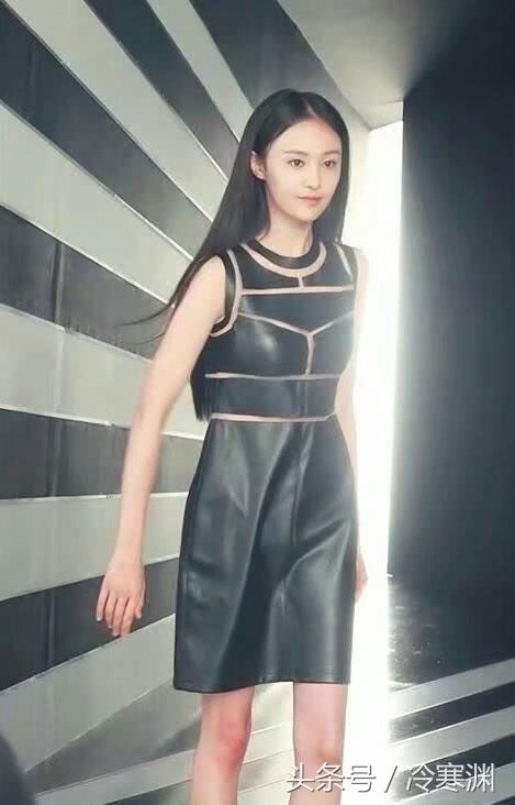 郑爽穿皮裙旧照曝光,长发飘飘超有女人味