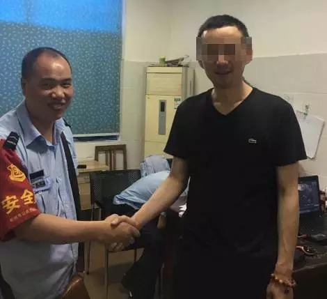 妈妈低头玩手机5岁儿子上错车 公交司机专程送回 妈妈低头玩手机5岁儿子上错车 公交司机专程送回