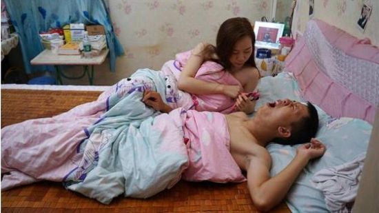 蓝瘦香菇哥结婚主人公私照曝光 床上自拍秀恩爱