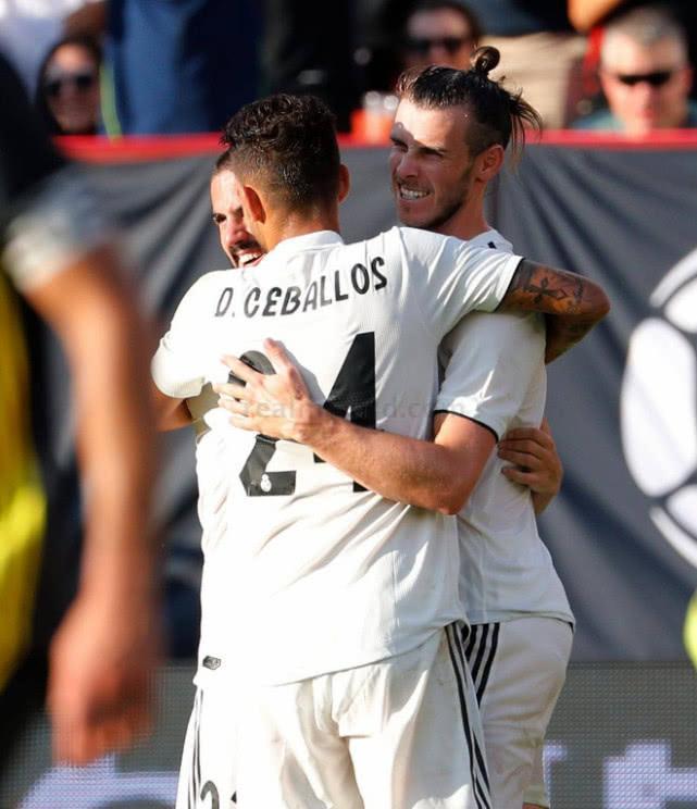 C罗人走茶凉!3比1逆转尤文 皇马小球迷高举标