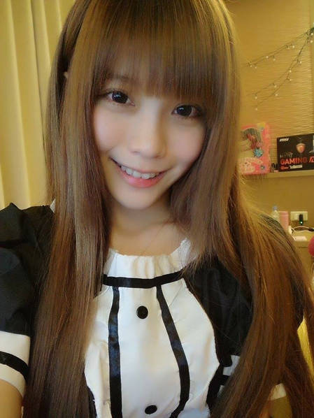 女仆装展现可爱风。