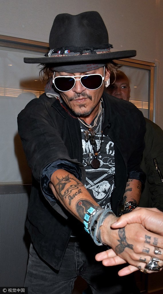 日本东京,6月20日,约翰尼·德普(johnny depp)现身机场.