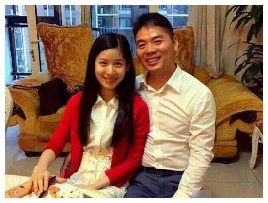 难怪刘强东看不出章泽天漂不漂亮，前女友的长相说明一切！