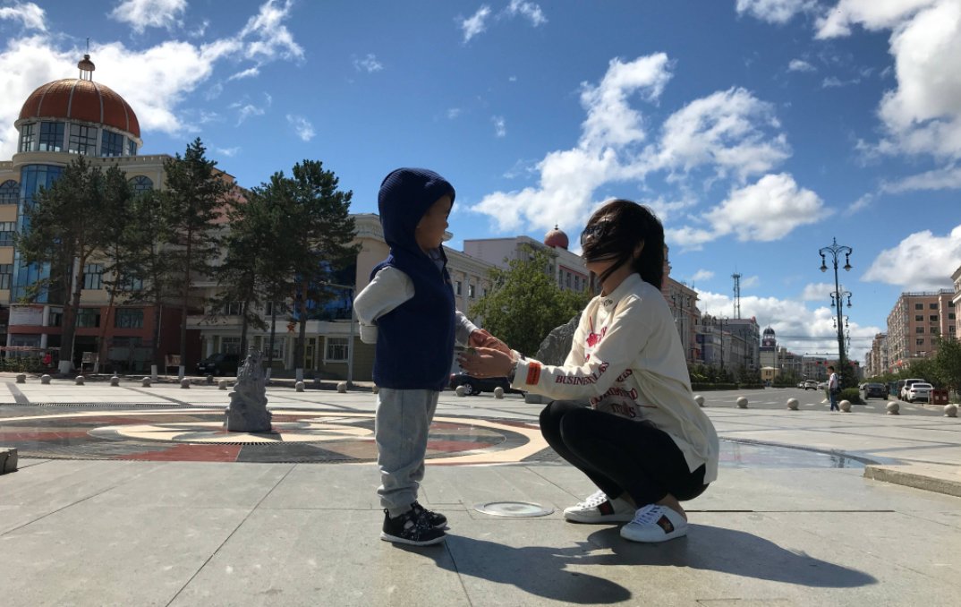 深圳佳兆业球员徐亮的老婆,带着自己孩子去黑