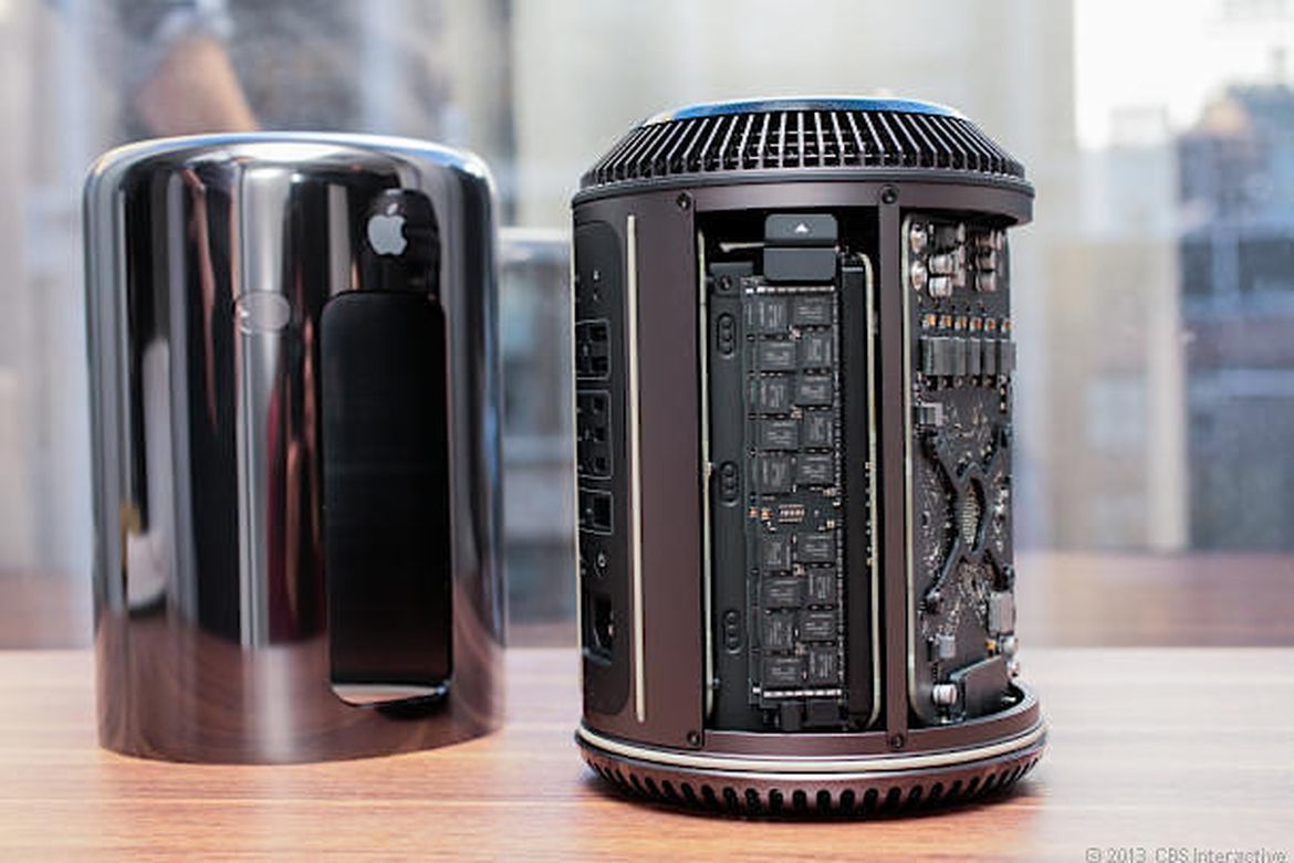 【Mac Pro(2013年)】
在被忽视多年后,苹果的台式机Mac Pro在2013年迎来了很酷的新设计。然而,自那之后,该款昂贵的圆筒产品一直没变动过,没有进行任何的升级,因而再一次引发苹果已经放弃Mac粉丝(尤其是高端Mac的)的传言。用户也无法给Mac Pro更换新的显卡,这让视频工作人员倍感苦恼。