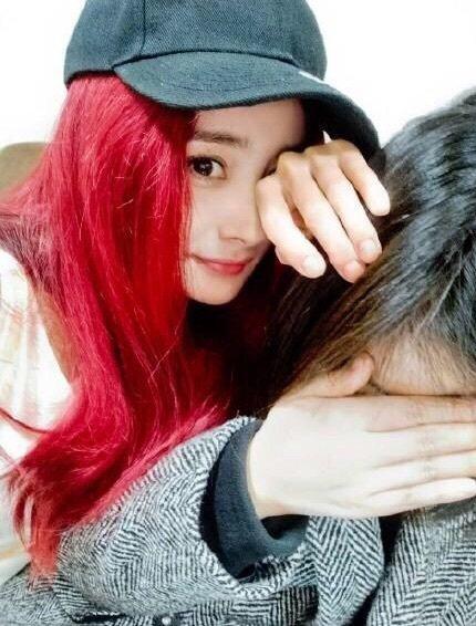 红头发是杀马特?杨幂红发变身叛逆少女,霍思