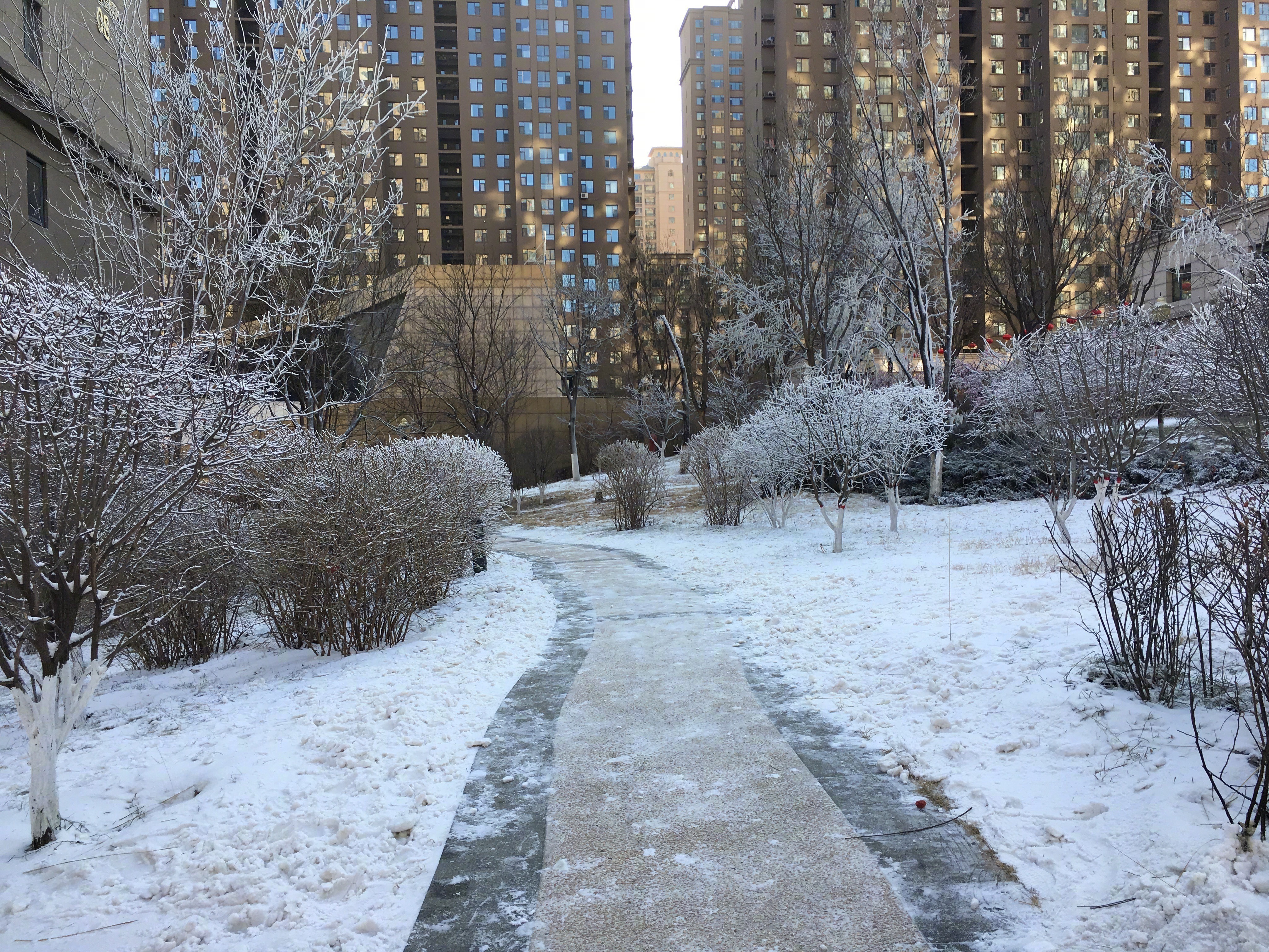 山西一物业给小区人工降雪