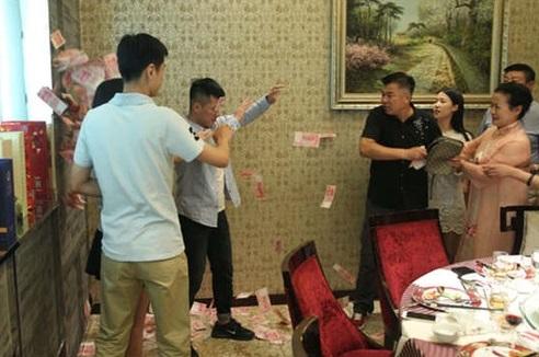 男子回女友家提亲,却被岳母索要五十万彩礼定金