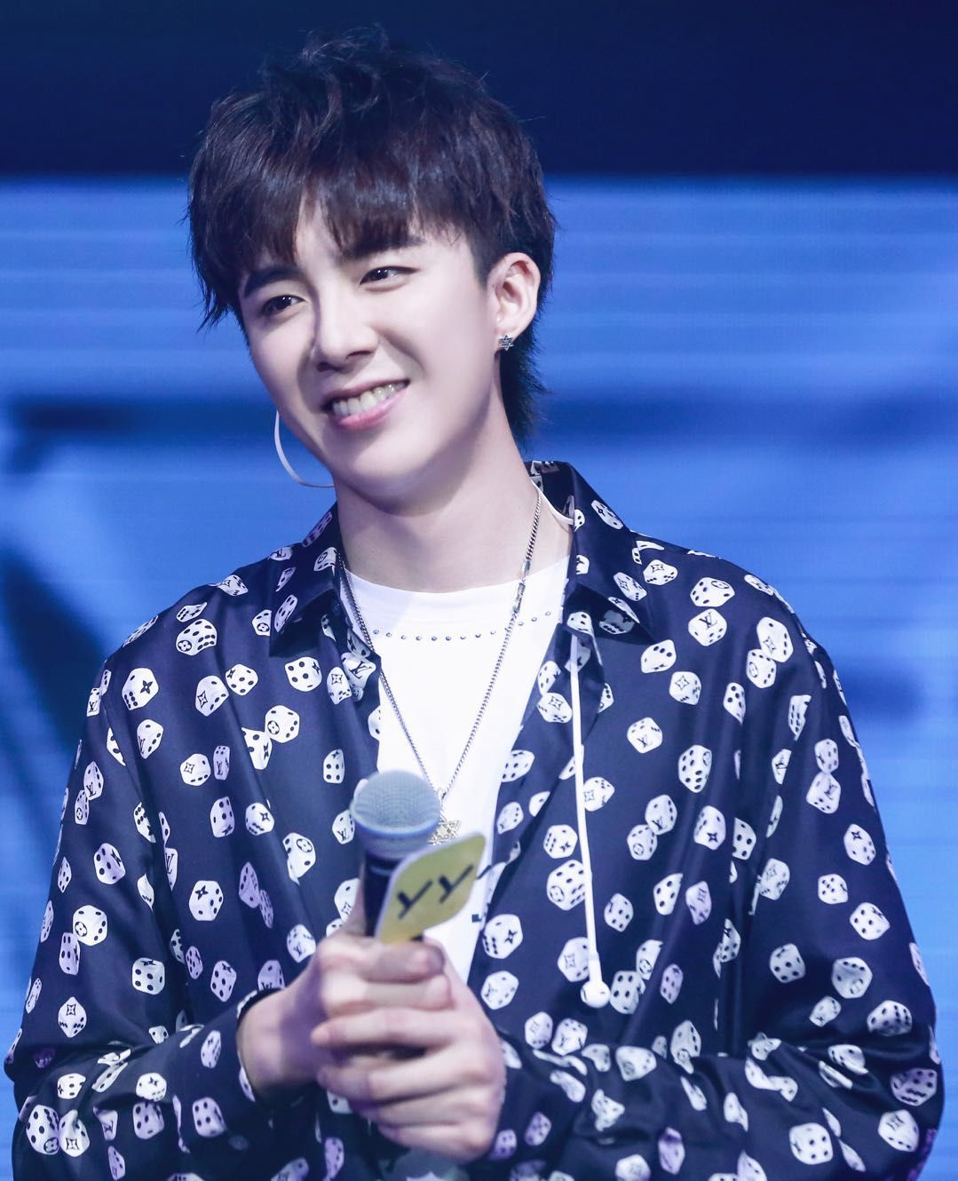 鹿晗新发型鲻鱼头撞网红摩登兄弟宁哥发型,网