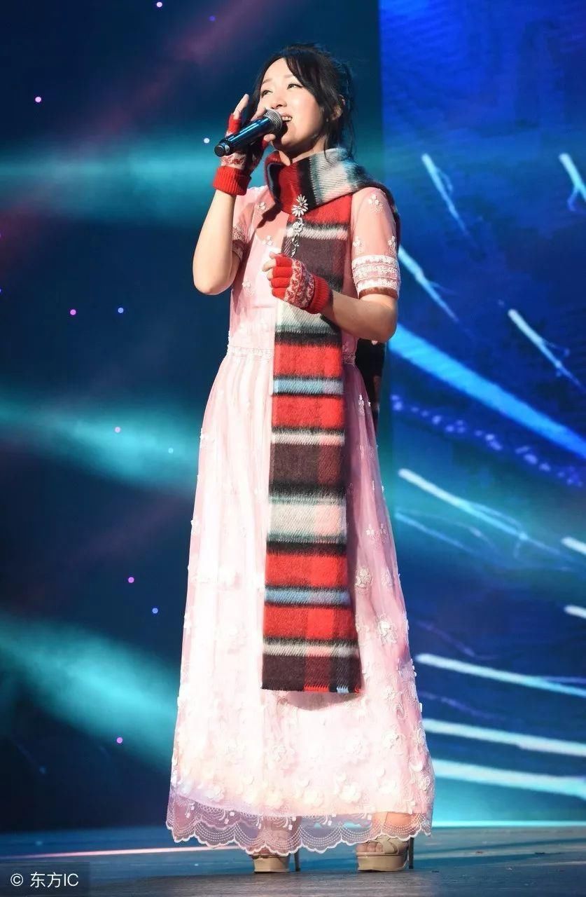 48岁杨钰莹被下降头?史上最丑造型:镂空连衣裙