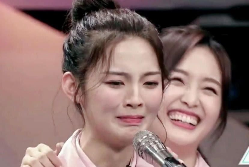 同是98年出生的宋祖儿和杨超越,家庭情况大相