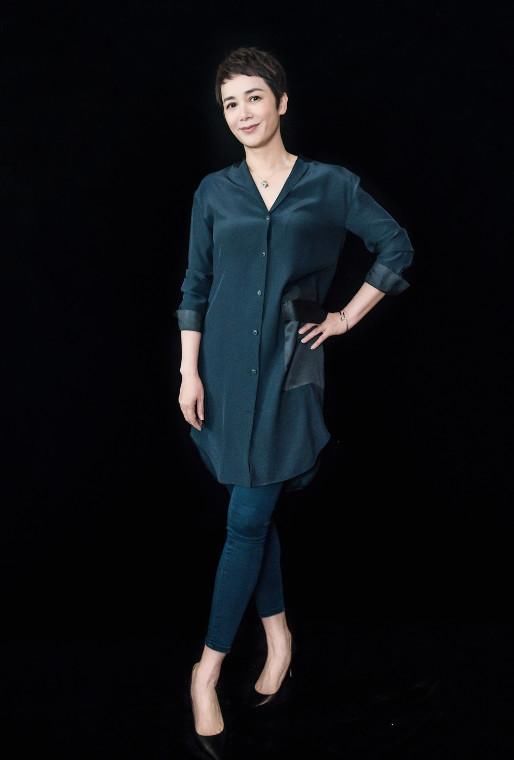 她被评为"最好的妻子",却与小16岁男星传绯闻,气质佳美上天