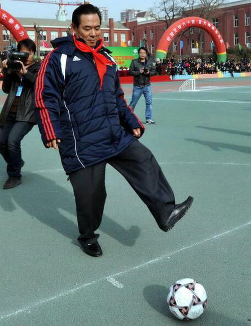 足协主席蔡振华爱踢足球 被誉为金左脚