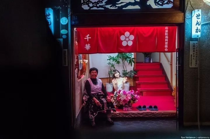 无论轻女还是熟女，相较于日本其他红灯区，飞田新地的美女数量比例一直是最多的。