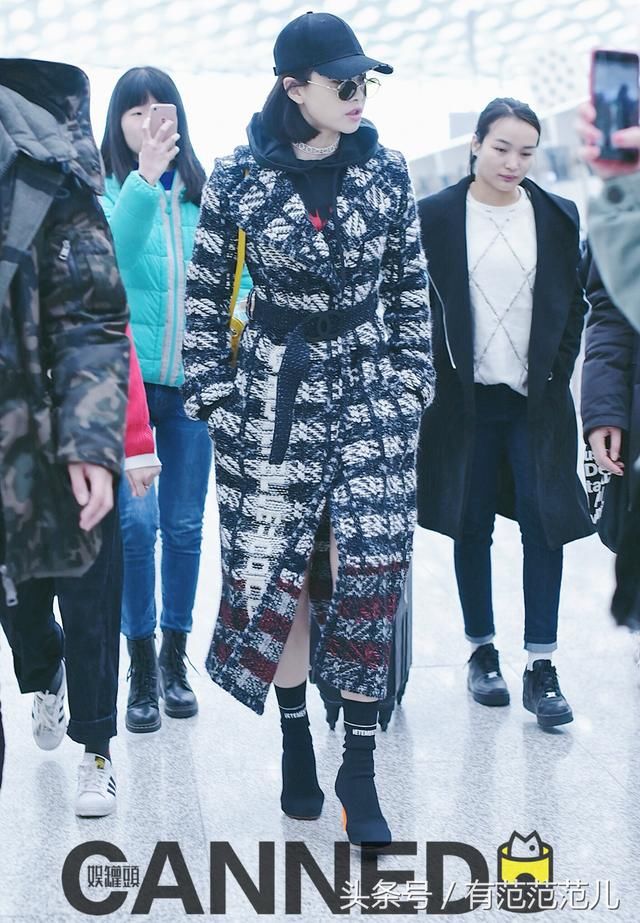 宋茜大冬天光腿穿大衣,还直接穿袜子走路?网友