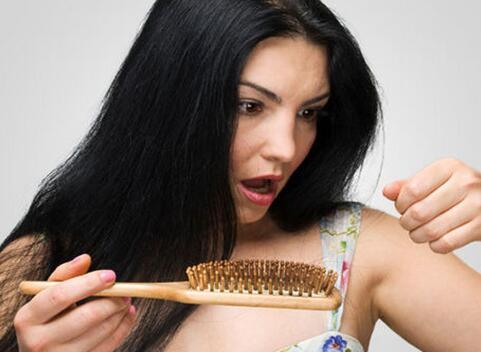 夏天容易掉头发吗 原来掉发是这么回事 夏天容易掉头发吗 原来掉发是这么回事