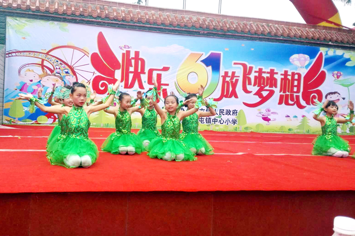 中屯中心学校载歌载舞庆六一