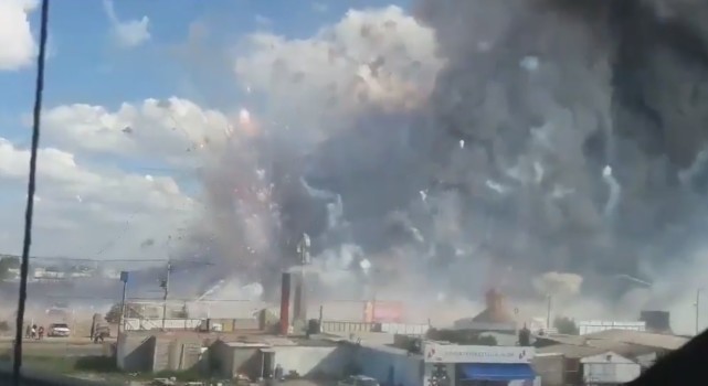 墨西哥一家烟花市场发生爆炸 至少70人受伤 墨西哥一家烟花市场发生爆炸 至少70人受伤