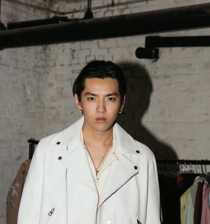 吴亦凡穿格纹大衣,绿皮风衣成潮流标杆!