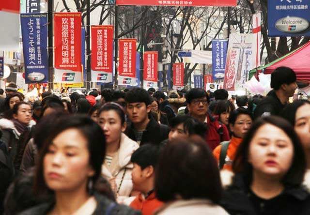 为什么牛气哄哄的韩国人吃不起肉和水果,看完