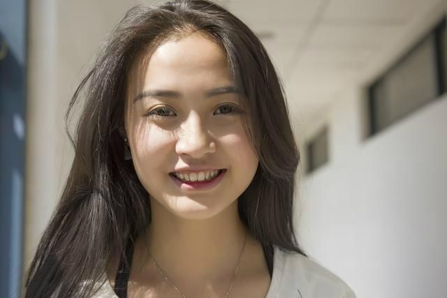 吃饭的时候,失主的女儿对张芬芳很感激,主动给她打饭打菜,担心袖子