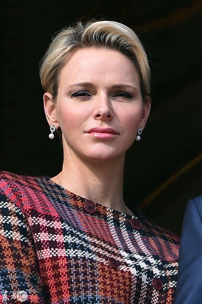 王子是58年出生,王妃是78年出生;夏琳王妃还保持着美丽动人的容貌.