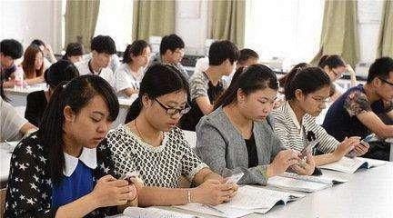 大学班里48个人,40个人上课低头玩手机,老师:不