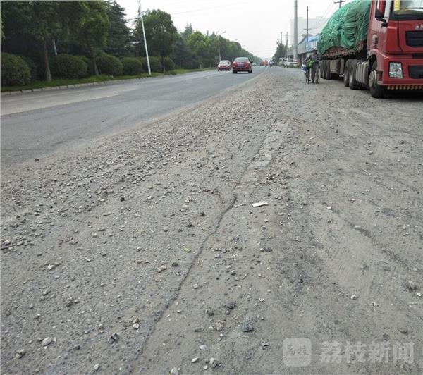 大量石子洒落路面 市民叫苦不迭