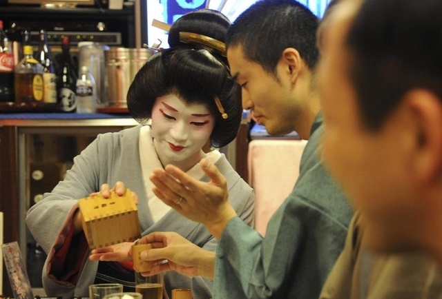 日本最后的男艺伎 8岁出道风姿绰约