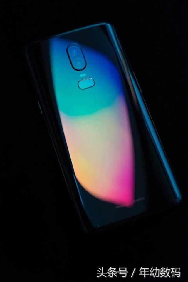 一加6黑的漂亮,就喜欢这样的黑手机