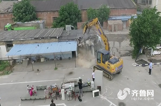 淄博仨老赖占地搭违建 任性十年2000多平厂房