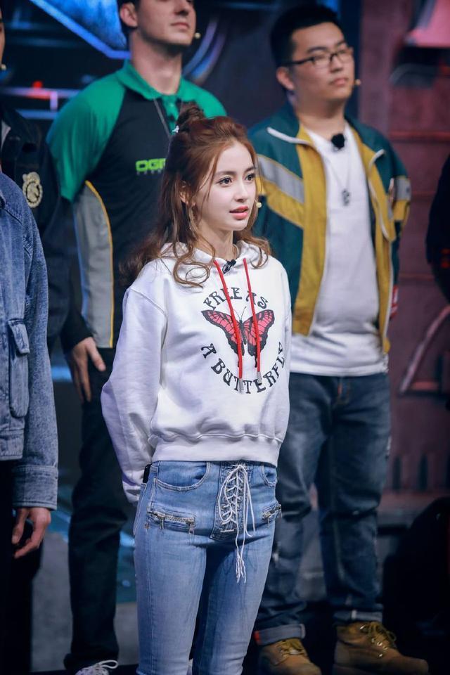 Angelababy身穿蓝色吊带裙清新又少女,这颜值