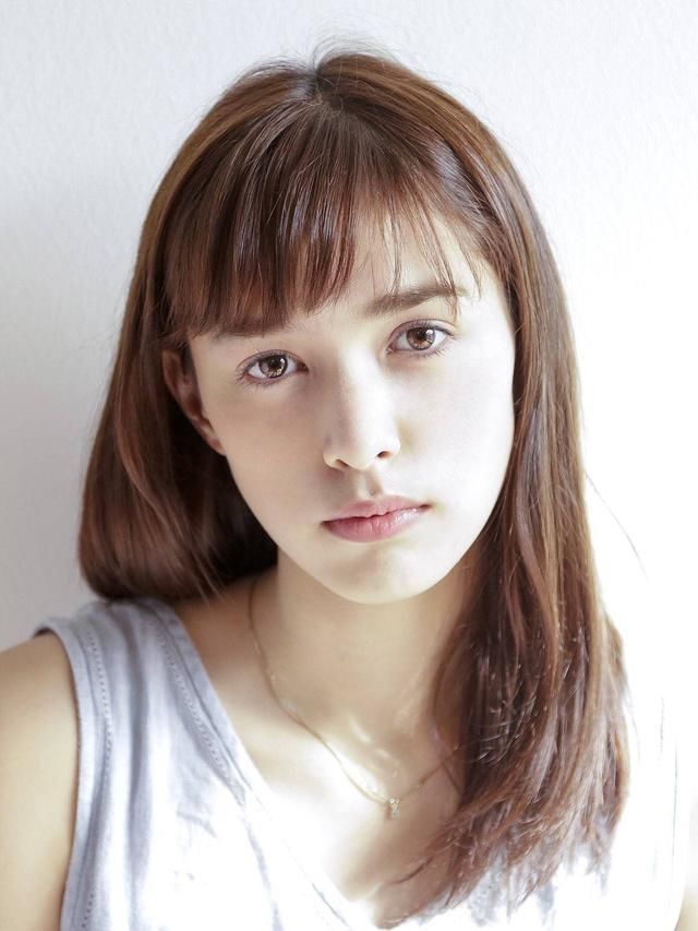 混血模特茉爱罗,不仅服她的颜,更服她的百变短发