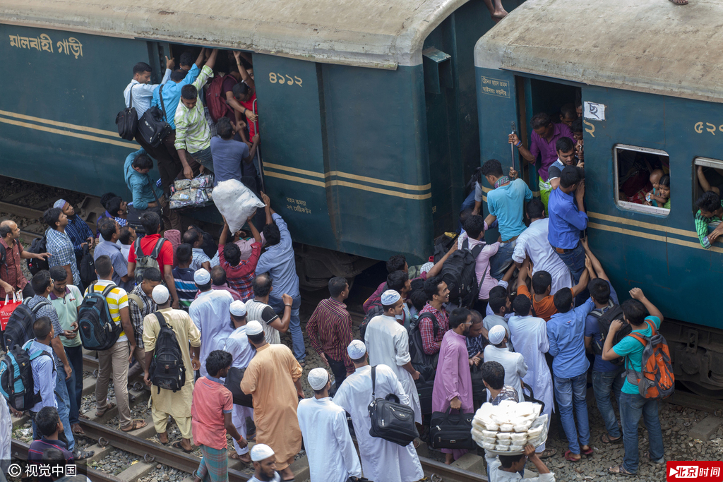 当地时间2016年9月8日，孟加拉国达卡，宰牲节将至，孟加拉国民众和穆斯林乘坐火车返乡，场面颇为壮观，连火车顶部也是人山人海。